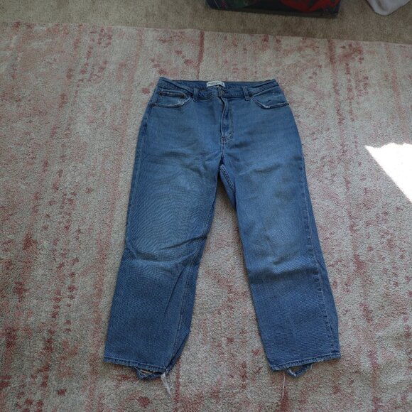 Abercrombie & Fitch - Picture 1 of 8